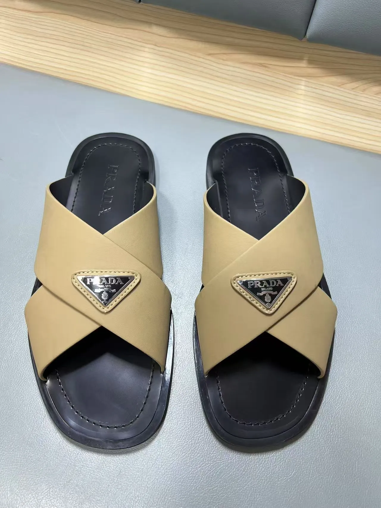 340💰PRADA Prada’s latest slippers are synchronized with the official website. This slipper is made of the brand’s unique and iconic Saffiano leather. The brand logo jumps out from the double straps, and the brand style is clearly visible. Cowhide gives men elegant charm and functional design, making it an ideal choice for vacation and leisure. Size:38-45